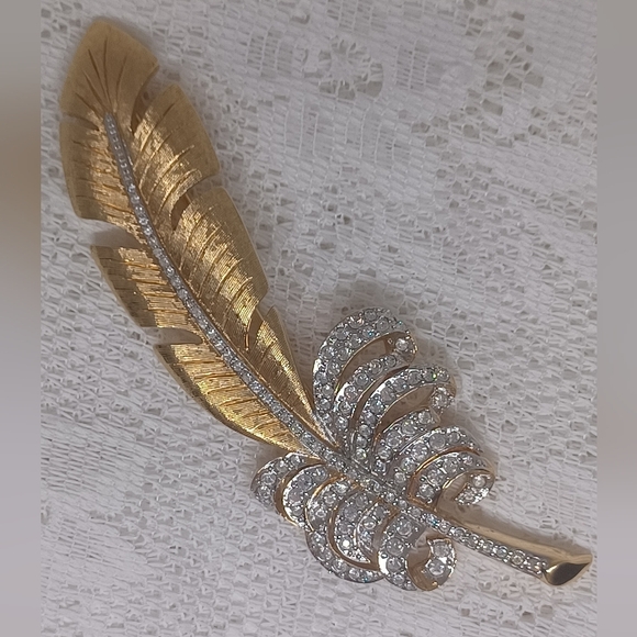 Carolee Feather Brooch - Picture 1 of 8